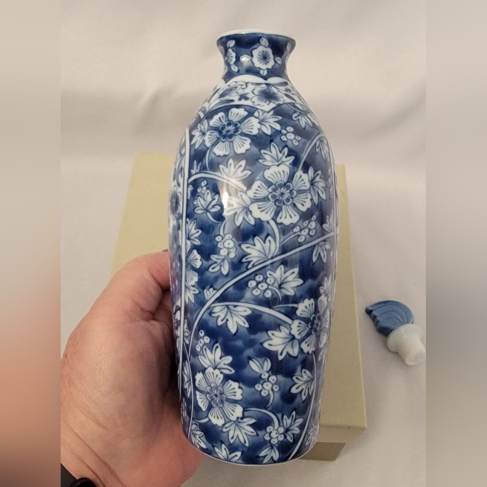 Sanyo Pottery Co Blue and White Chintz Cold Sake Set - Picture 9 of 15